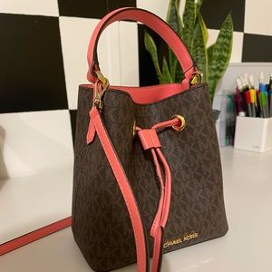 Michael kors small shoulder bag.